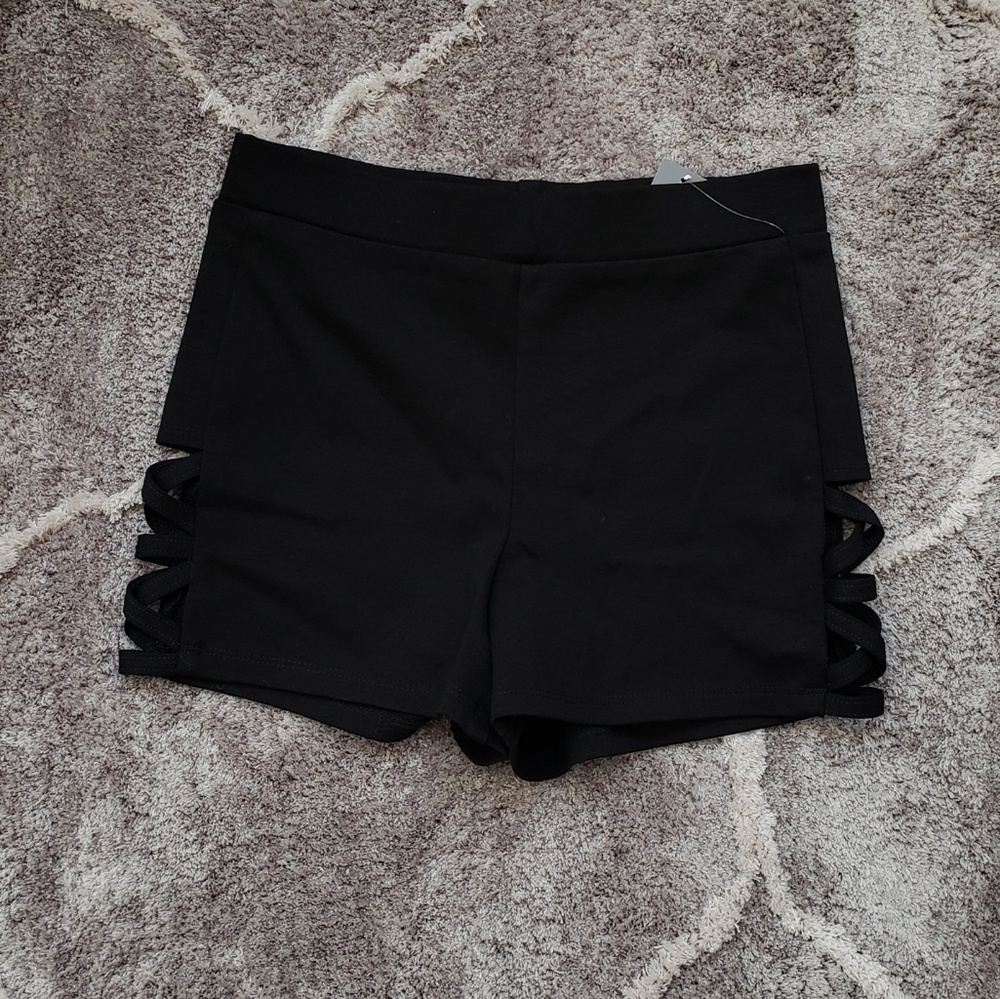 😀Cutout shorts